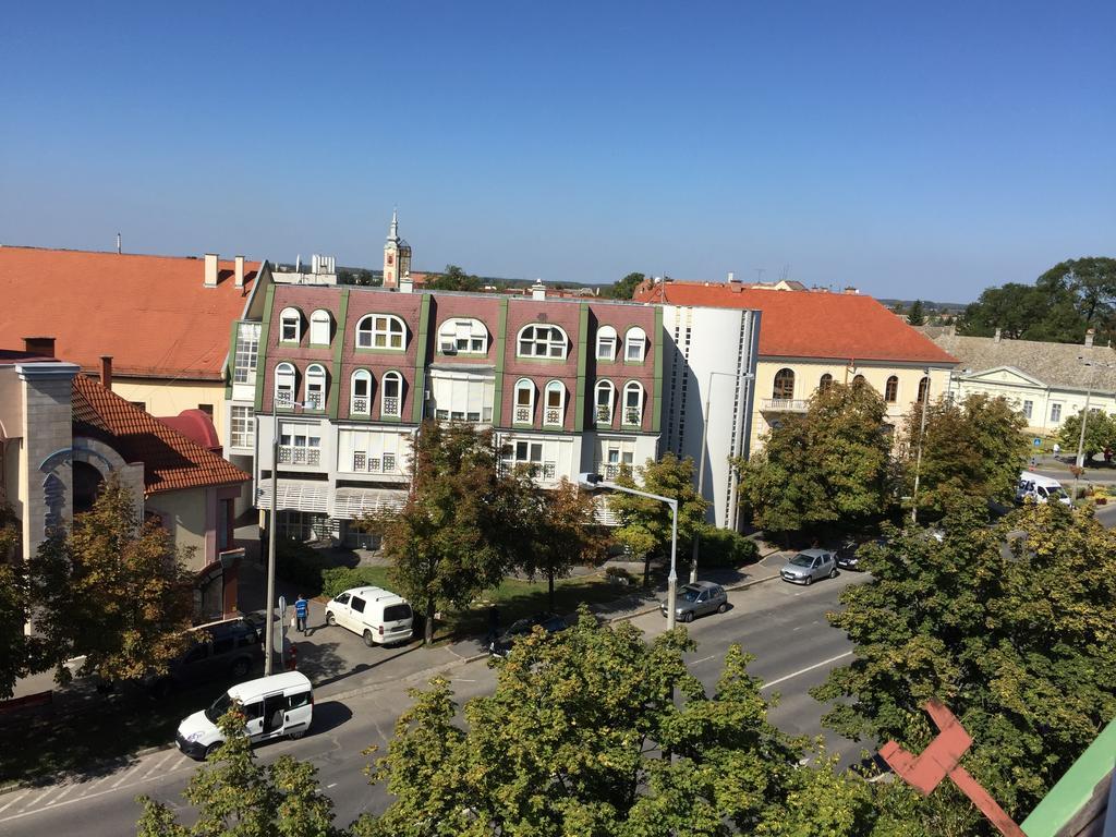 Belvarosi Deluxe Apartman Байя Екстериор снимка